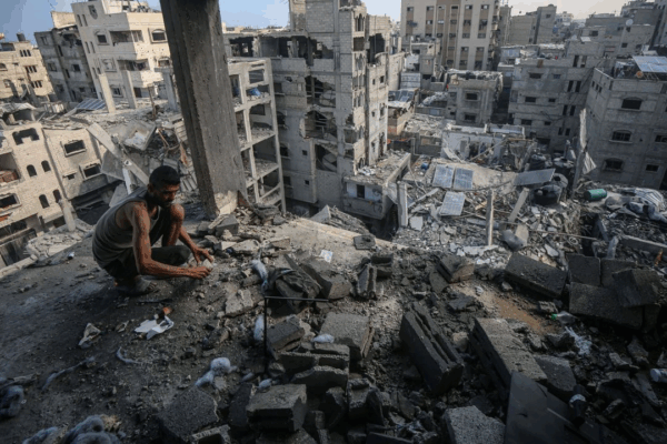 Un palestino en una vivienda destruida tras un ataque aéreo israelí en el campamento de refugiados de al-Shati, en el oeste de la Ciudad de Gaza.