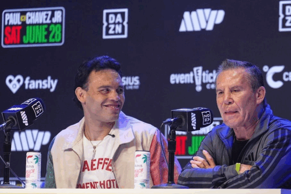 Julio César Chávez Jr. y su padre, leyenda mundial del boxeo, hace unas semanas durante la promoción de la más reciente pelea de Julito, la cual perdió ante el youtuber estadunidense Jake Paul.