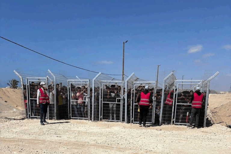 Esta fotografía (divulgada por un contratista bajo condición de anonimato) muestra a un grupo de palestinos encerrados entre vallas antes de entrar a un centro de distribución de alimentos operado por la Fundación Humanitaria de Gaza en mayo pasado, poco después de que empezaron a operar esos sitios.