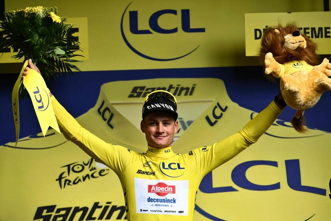 El ciclista holandés del equipo Alpecin - Deceuninck, Mathieu van der Poel, celebra en el podio con el maillot amarillo de líder de la general tras la tercera etapa de la 112.ª edición del Tour de Francia, 178,3 km entre Valenciennes y Dunkerque (norte de Francia), el 7 de julio de 2025.