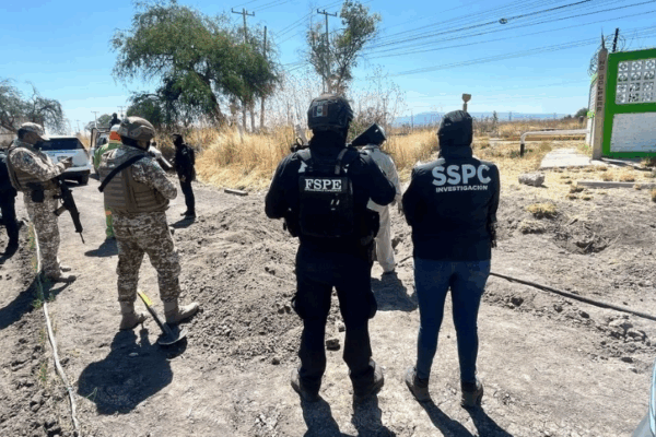 Elementos federales de seguridad aseguran un inmueble con una toma clandestina de combustible en Villagrán, Guanajuato.