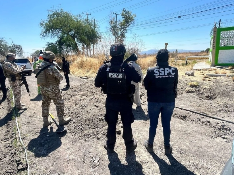 Elementos federales de seguridad aseguran un inmueble con una toma clandestina de combustible en Villagrán, Guanajuato.