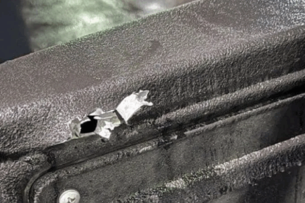 Balazo en un vehículo.