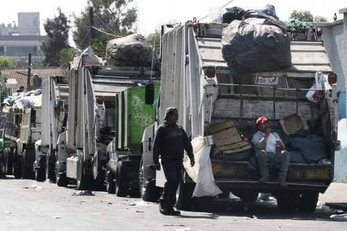 Camiones recolectores de basura en imagen de archivo.