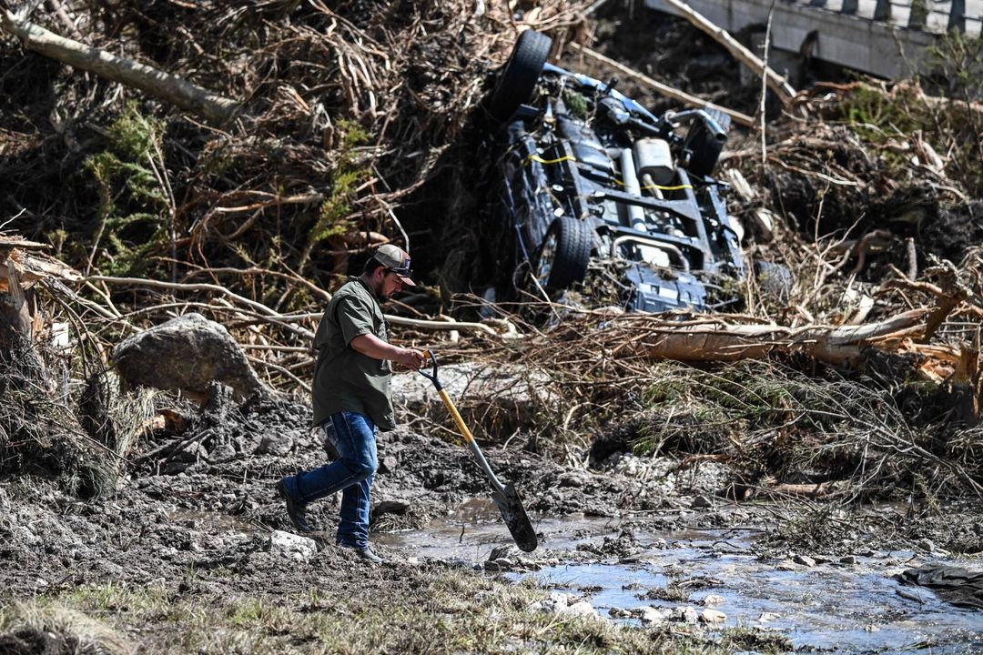 Familiares y amigos de Alicia Torres y José Olvera, pareja de origen mexicano que se encontraba desaparecida, ayudaron a localizar sus restos cerca del río Guadalupe, en Hunt, Texas, luego de las inundaciones del viernes pasado.