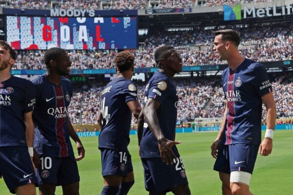 Un error de Raúl Ascencio dio la pauta para que el PSG se filtrara al área con un pase de Ousmane Dembélé para que Fabián Ruiz sentenciara a los seis minutos con disparo cruzado.