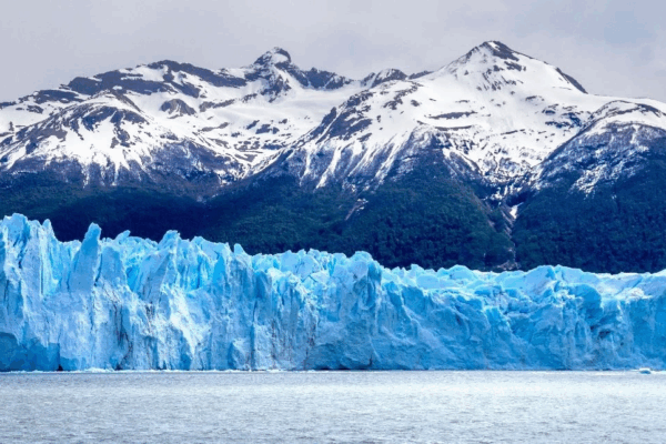 El derretimiento de los glaciares podría estar preparando silenciosamente el escenario para erupciones volcánicas más explosivas y frecuentes en el futuro, según una investigación sobre seis volcanes en los Andes chilenos, realizada por la Universidad de Wisconsin-Madison (EU).