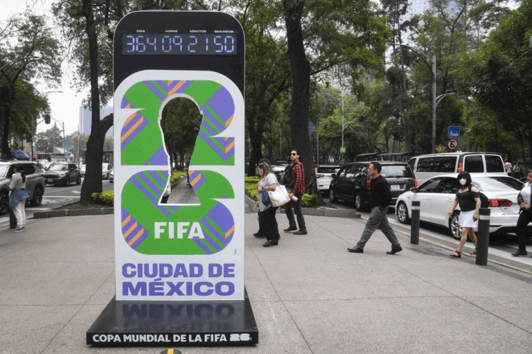 Consultada en su conferencia de prensa diaria sobre si la inauguración del mundial se mantiene en México, respondió: “Claro que sí, ¿Quién nos lo va a quitar?. No hay nada … va a ser aquí en el Azteca.