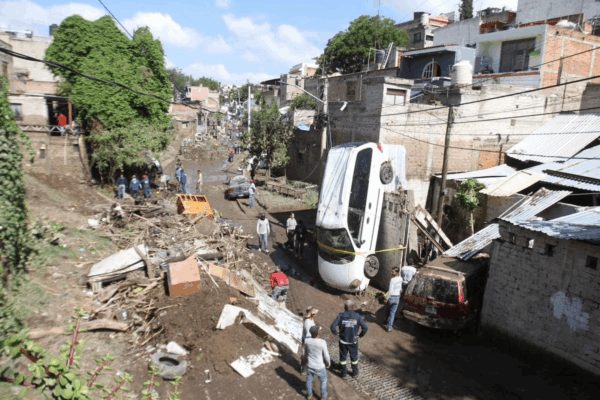 La fuerte lluvia que azotó dos colonias del municipio jalisciense dejó como saldo un bebé de tres meses muerto y una mujer de 32 años desaparecida debido a las inundaciones de hasta siete metros de altura.