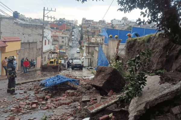 En Tlalnepantla como en cada temporada de lluvias, se registra una fuerte anegación en la desviación de la autopista México-Querétaro hacia la avenida Reyes Heroles, donde un expendio de gasolina quedó anegado.