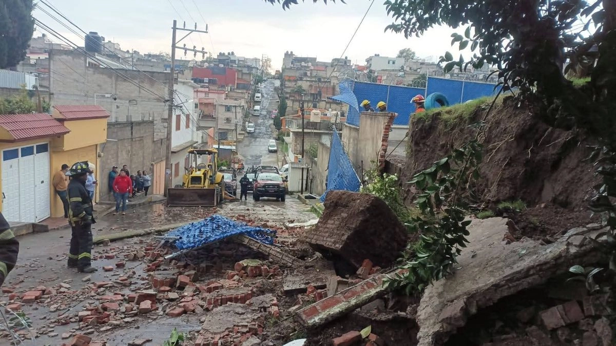 En Tlalnepantla como en cada temporada de lluvias, se registra una fuerte anegación en la desviación de la autopista México-Querétaro hacia la avenida Reyes Heroles, donde un expendio de gasolina quedó anegado.