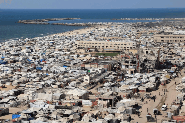 Tiendas de campaña y refugios para palestinos desplazados a lo largo de la playa cerca del puerto marítimo en el oeste de la ciudad de Gaza, el 19 de julio de 2025.