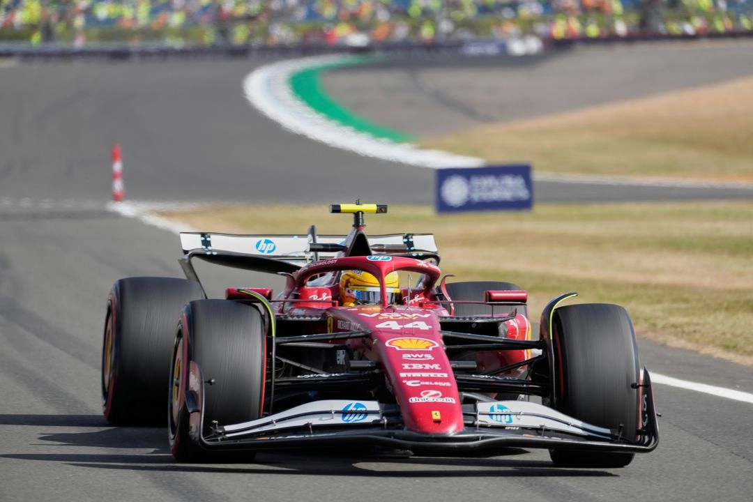 Es la primera vez que Hamilton corre un gran premio en casa con los colores rojos de Ferrari. El equipo aún no ha ganado esta temporada, el único de los cuatro primeros que aún no lo ha hecho. En la imagen, el británico durante la sesión de prácticas, el 4 de julio de 2025.