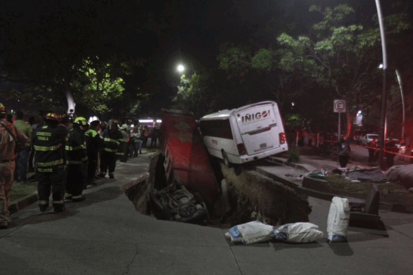 Al menos dos menores de edad y una mujer resultaron lesionados.