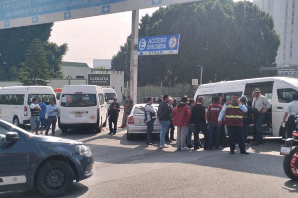 Transportistas de la Ruta 21 cerraron el ingreso de unidades a los paraderos del metro Cuatro Caminos de la Línea 2 del metro; los manifestantes exigen la presencia de autoridades de la secretaría de Movilidad.