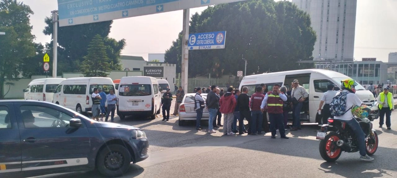Transportistas de la Ruta 21 cerraron el ingreso de unidades a los paraderos del metro Cuatro Caminos de la Línea 2 del metro; los manifestantes exigen la presencia de autoridades de la secretaría de Movilidad.