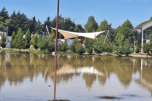 Desde el martes hay máquinas de bombeo que tratan de sacar el líquido, sin embargo, las condiciones actuales no permiten que los visitantes realicen actividades físicas.
