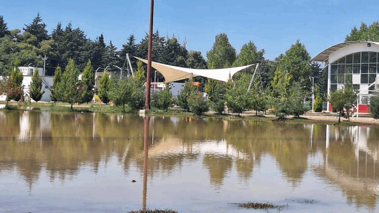 Desde el martes hay máquinas de bombeo que tratan de sacar el líquido, sin embargo, las condiciones actuales no permiten que los visitantes realicen actividades físicas.