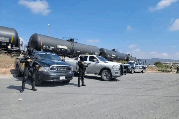 Sobre un tramo de las vías férreas en Saltillo, los efectivos localizaron 96 carrotanques cargados con 11 millones 520 mil litros.