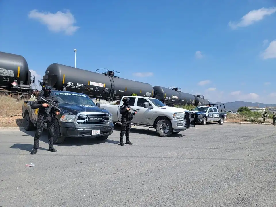 Sobre un tramo de las vías férreas en Saltillo, los efectivos localizaron 96 carrotanques cargados con 11 millones 520 mil litros.