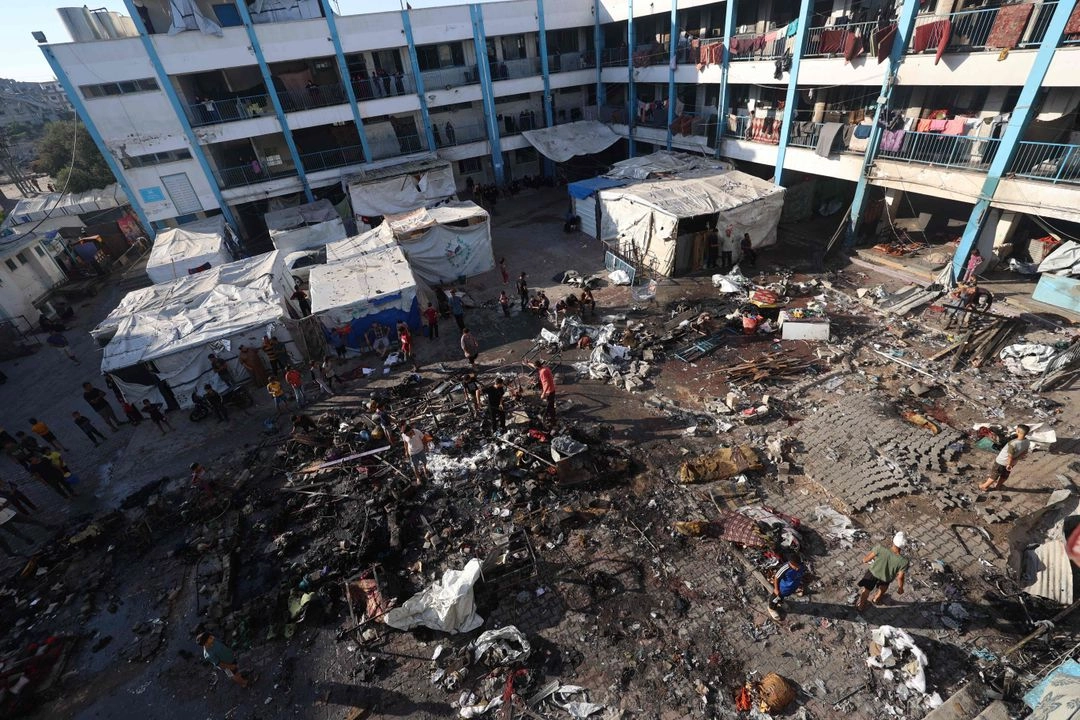 Destrucción en una escuela que albergaba a palestinos desplazados en el campamento de Al-Bureij, tras un ataque israelí en el centro de la Franja de Gaza, el 8 de julio de 2025.