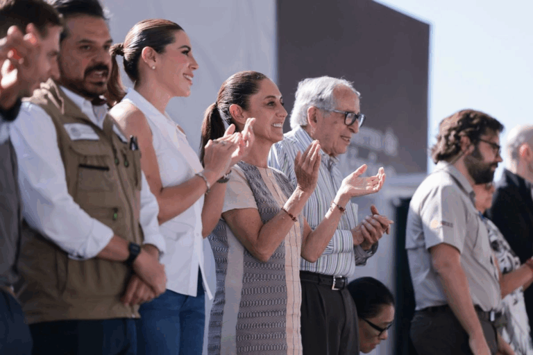La idea, explicó la mandataria es “que no falte ningún equipo que ahí donde el topógrafo ya es antiguo que se reponga y sea un topógrafo de última generación; que todos los hospitales estén perfectamente equipados y también los centros de salud”.