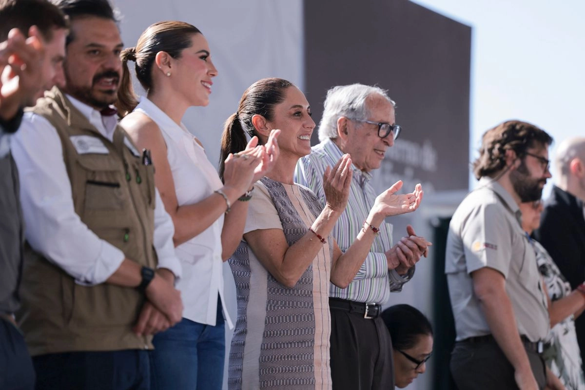 La idea, explicó la mandataria es “que no falte ningún equipo que ahí donde el topógrafo ya es antiguo que se reponga y sea un topógrafo de última generación; que todos los hospitales estén perfectamente equipados y también los centros de salud”.