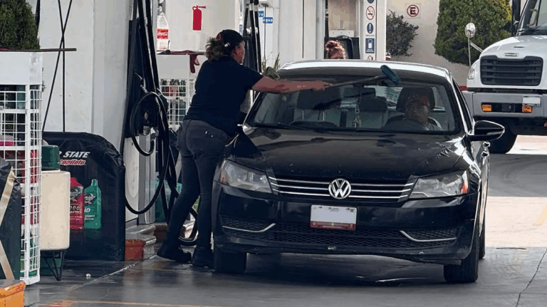 En el Valle de Toluca, aunque cada vez más mujeres trabajan como despachadoras de gasolina, muchas abandonan el empleo por los bajos ingresos y la exigencia de turnos nocturnos, que dificultan su estabilidad y crecimiento laboral.