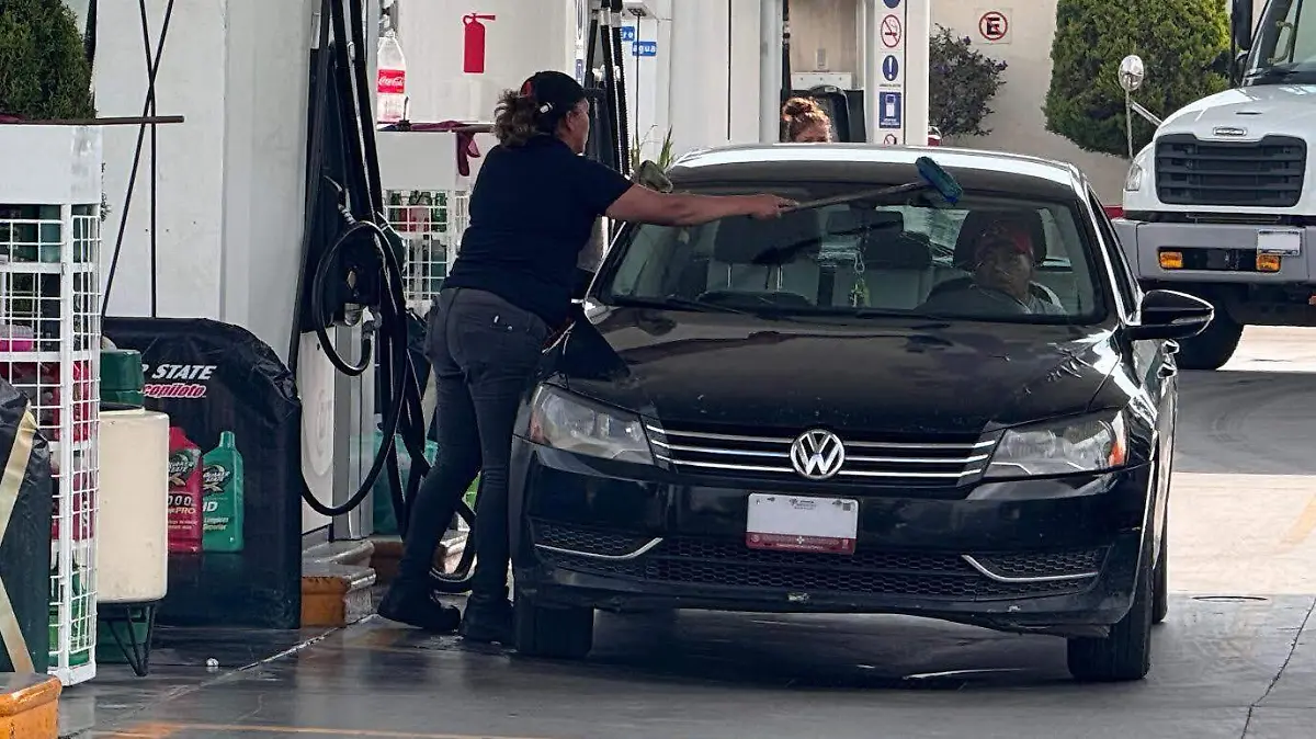 En el Valle de Toluca, aunque cada vez más mujeres trabajan como despachadoras de gasolina, muchas abandonan el empleo por los bajos ingresos y la exigencia de turnos nocturnos, que dificultan su estabilidad y crecimiento laboral.