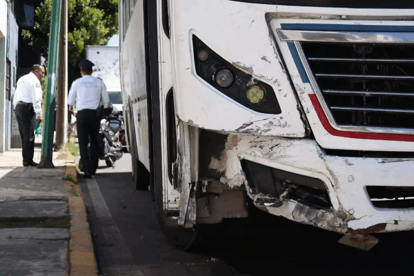 Si bien en Toluca circulan autobuses en buenas condiciones, también hay varios vehículos que requieren ser renovados, pues presentan daños estéticos y funcionales.