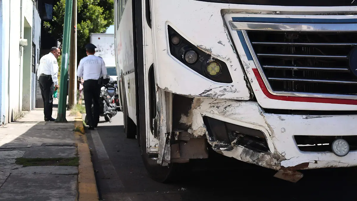 Si bien en Toluca circulan autobuses en buenas condiciones, también hay varios vehículos que requieren ser renovados, pues presentan daños estéticos y funcionales.