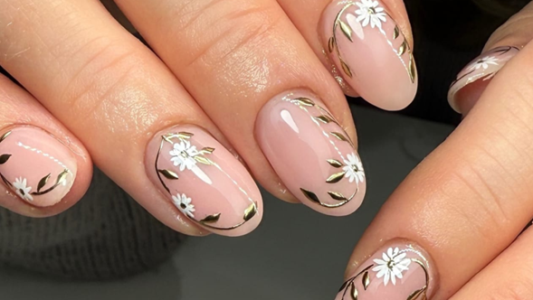 El efecto espejo, también conocido como efecto cromado, ha conquistado el mundo de las uñas convirtiéndose en el compañero perfecto de infinidad de diseños.