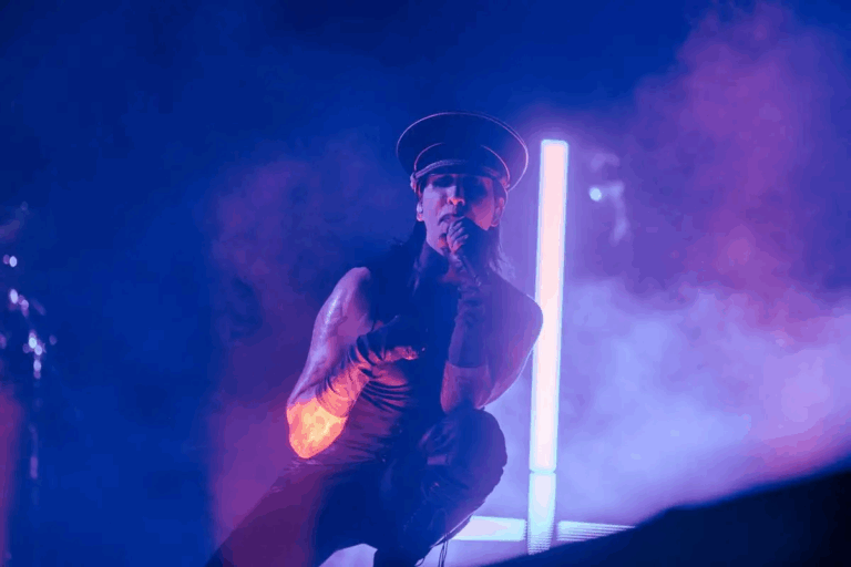 El cantante estadunidense Marilyn Manson se presentó ayer en la Feria Nacional Potosina (Fenapo) ante unas 200 mil personas en un espectáculo sin límites que hizo vibrar al público toda la noche.