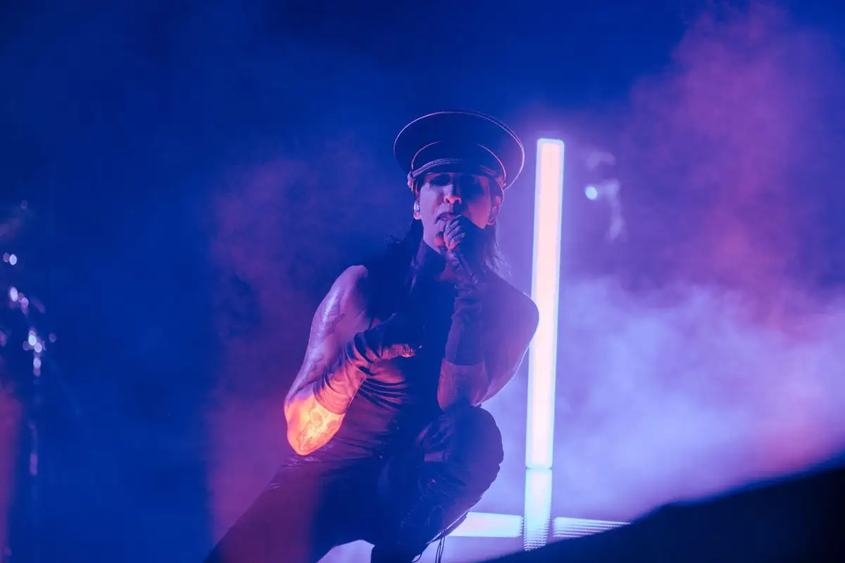 El cantante estadunidense Marilyn Manson se presentó ayer en la Feria Nacional Potosina (Fenapo) ante unas 200 mil personas en un espectáculo sin límites que hizo vibrar al público toda la noche.