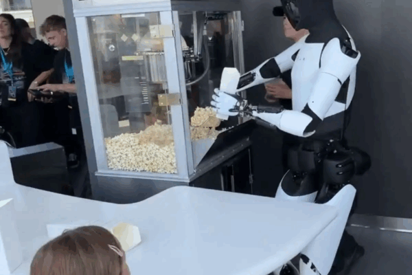 Los fans de Elon Musk acamparon durante horas frente a su nueva cafetería "Tesla" en Los Ángeles, California, Estados Unidos, a la espera de su gran inauguración el lunes pasado, cuando se presentó el último emprendimiento del hombre más rico del mundo.