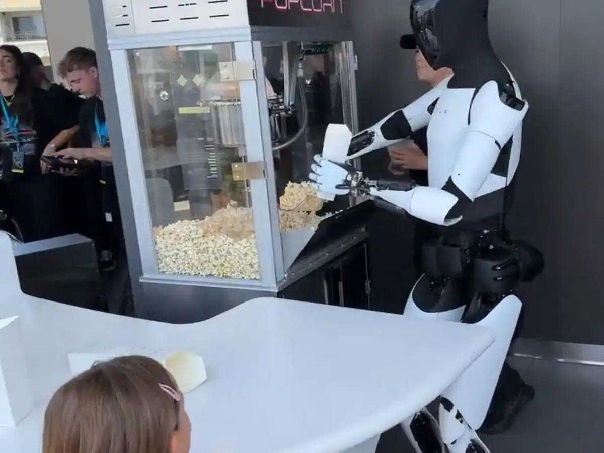 Los fans de Elon Musk acamparon durante horas frente a su nueva cafetería "Tesla" en Los Ángeles, California, Estados Unidos, a la espera de su gran inauguración el lunes pasado, cuando se presentó el último emprendimiento del hombre más rico del mundo.