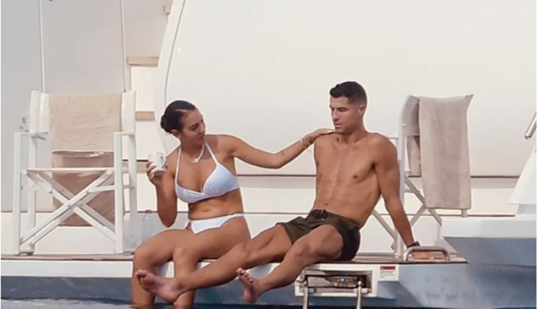 Hay looks que parecen simples, pero que en realidad esconden toda una lección de estilo. Eso fue justo lo que hizo Georgina Rodríguez con su más reciente aparición: un bikini blanco acompañado de un short ligero que, sin esfuerzo, dejó ver esa mezcla de frescura y glamour que tanto la caracteriza.