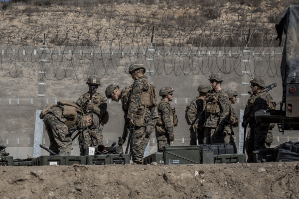 Militares de EU realizan recorridos de vigilancia en la frontera con México.