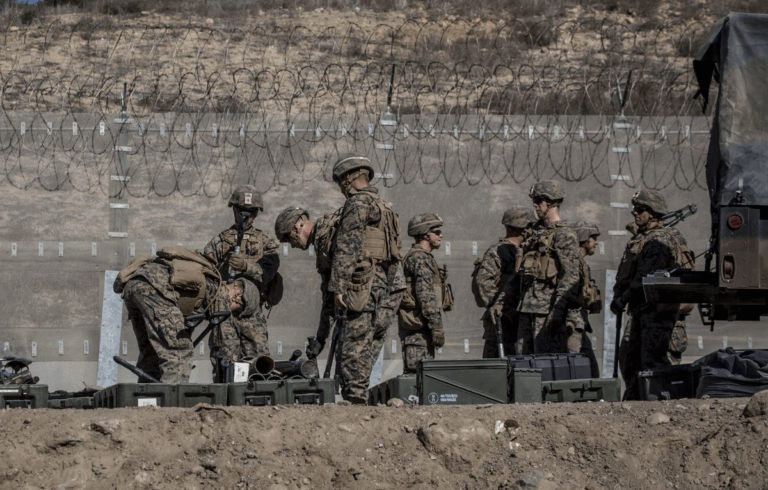 Militares de EU realizan recorridos de vigilancia en la frontera con México.