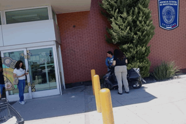 Se efectuó el rescate de dos niños migrantes, cuando pedían limosna al exterior de locales de una plaza comercial.