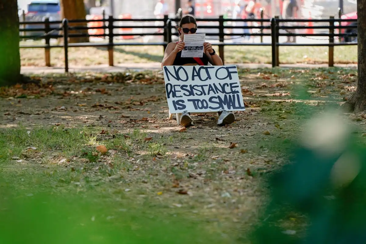 Aspectos de la protesta de ayer contra el uso de fuerzas del orden federales y la Guardia Nacional en la capital estadunidense, en Dupont Circle, cerca de la Casa Blanca.