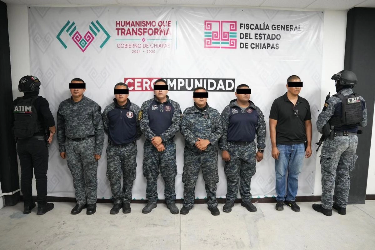 Seis elementos de la policía de élite 'Pakal', en Chiapas, fueron detenidos luego de que fueron evidenciados golpeando con una tabla en los glúteos a un joven detenido.