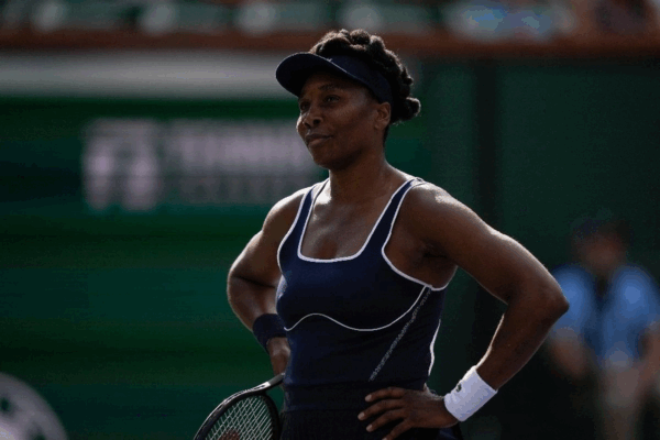 La veterana tenista estadunidense Venus Williams, de 45 años, regresó recientemente al circuito de la WTA tras una baja de 16 meses por un grave problema de salud. Imagen del 7 de marzo de 2024, en Indian Wells, California.