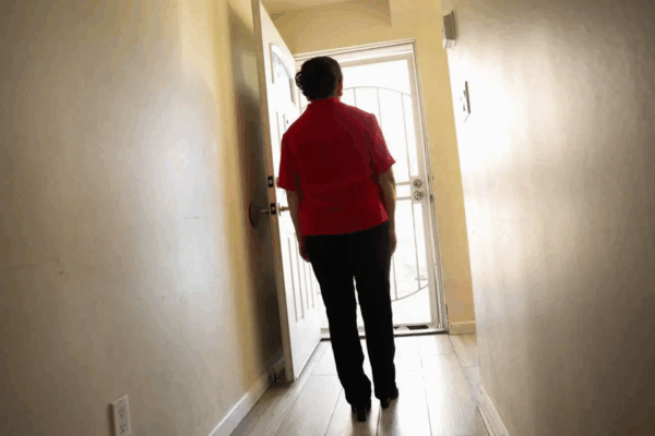 Una migrante indocumentada de Honduras permanece en su casa en Los Ángeles, California, ante el temor de las redadas federales de inmigración y deportación.