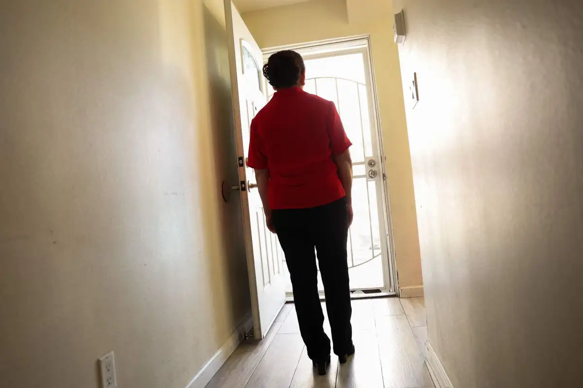 Una migrante indocumentada de Honduras permanece en su casa en Los Ángeles, California, ante el temor de las redadas federales de inmigración y deportación.