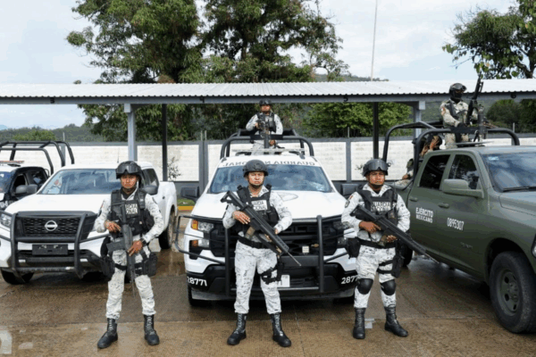 La institución especificó que producto de la intervención aseguraron 13 armas de fuego, las cuales no tienen permiso para su portación. Entre estas hay escopetas y armas cortas, así como 10 cuchillos y puñales, así como radios portátiles “a los cuales no deberían tener acceso”, señaló.