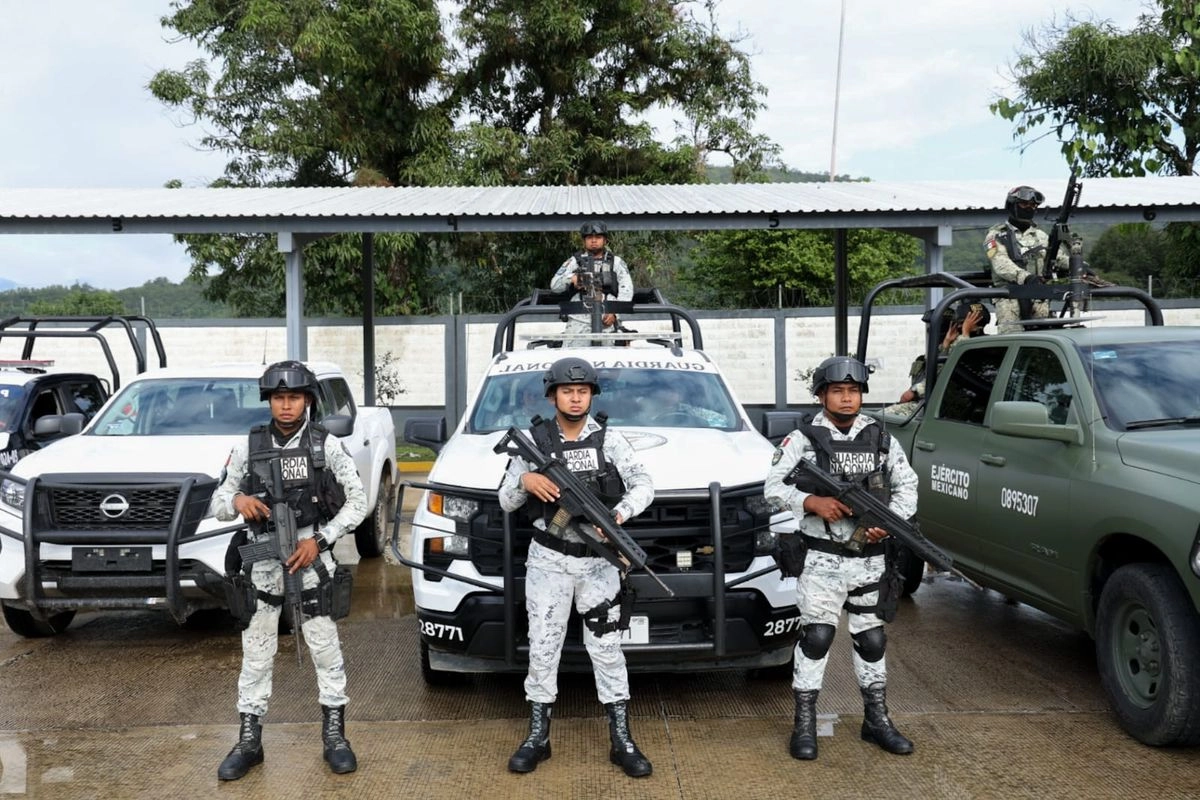 La institución especificó que producto de la intervención aseguraron 13 armas de fuego, las cuales no tienen permiso para su portación. Entre estas hay escopetas y armas cortas, así como 10 cuchillos y puñales, así como radios portátiles “a los cuales no deberían tener acceso”, señaló.