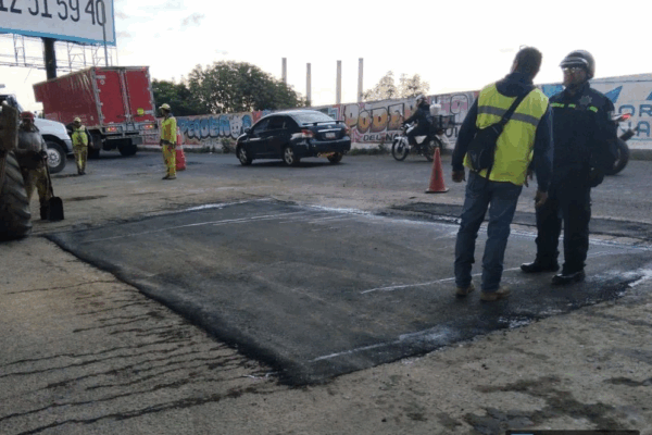 Juárez Rodríguez comentó que durante más de 24 trabajadores de la JCEM laboraron en la reparación del socavón, e insistió en que fueron diez años de abandono de la carpeta de rodamiento del Periférico y los problemas de deterioro se han acumulado, y ahora siguen adelante los trabajos de bacheo profundo, y también se contempla la colocación de 3 mil luminarias a lo largo de la importante vialidad.