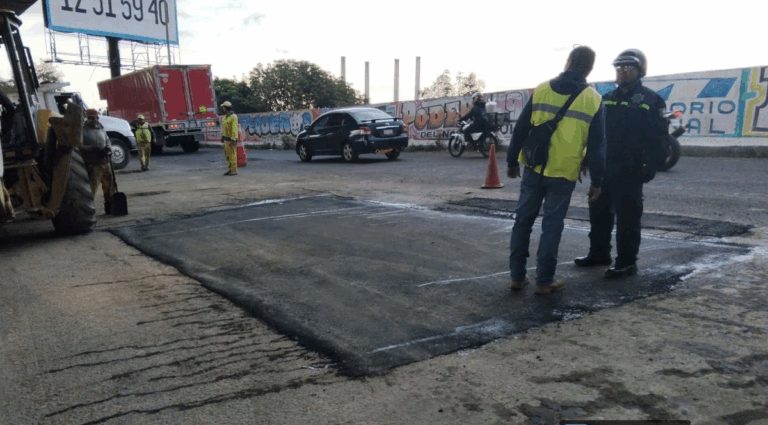 Juárez Rodríguez comentó que durante más de 24 trabajadores de la JCEM laboraron en la reparación del socavón, e insistió en que fueron diez años de abandono de la carpeta de rodamiento del Periférico y los problemas de deterioro se han acumulado, y ahora siguen adelante los trabajos de bacheo profundo, y también se contempla la colocación de 3 mil luminarias a lo largo de la importante vialidad.