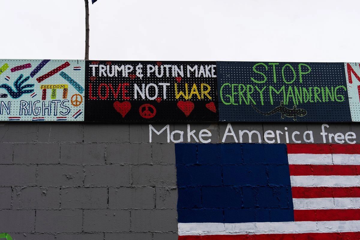 Muro decorado con mensajes políticos y sociales en Anchorage, Alaska, de cara a la reunión entre el presidente Donald Trump y su homólogo ruso, Vladimir Putin, en la que se abordó el conflicto en Ucrania.